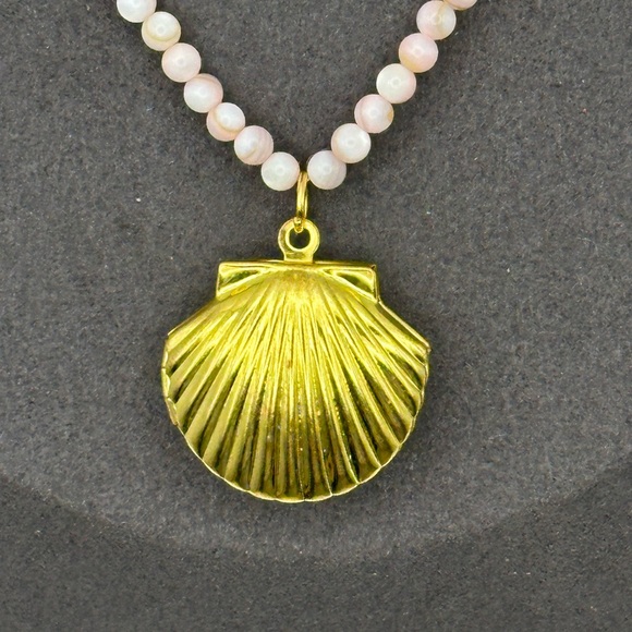 Light Pink Shell Beaded Necklace with Plastic Gold Tone Shell Locket Pendant - Picture 8 of 13